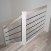 T60b - Halvsvingstrappe, asketrin med hvid olie, parallelle stålbaluster Ø 20mm. håndliste H7.